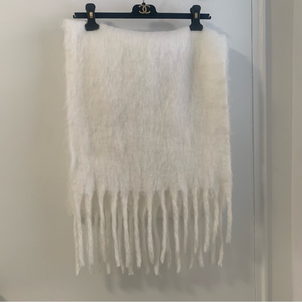 Elegant Soft white woolen Scarf